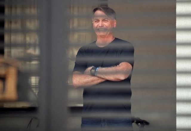 Ex-presidente Jair Bolsonaro (PL) dentro da casa onde cumpre prisão domiciliar | 14/08/2025/Reuters/Adriano Machado