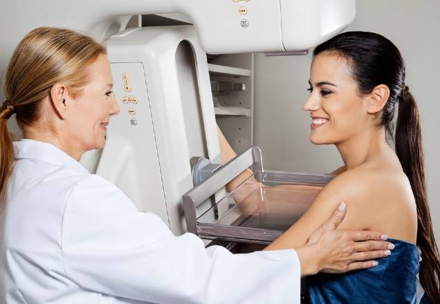 Exame de mamografia entre paciente e médica | Divulgação