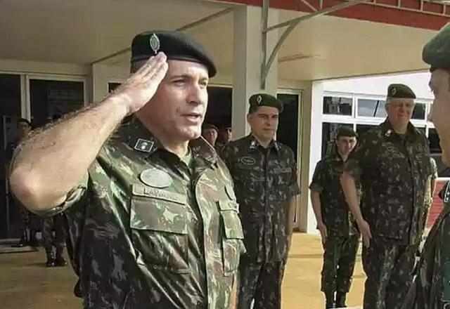 Jean Lawand Junior presta continência (Reprodução/Exército Brasileiro)