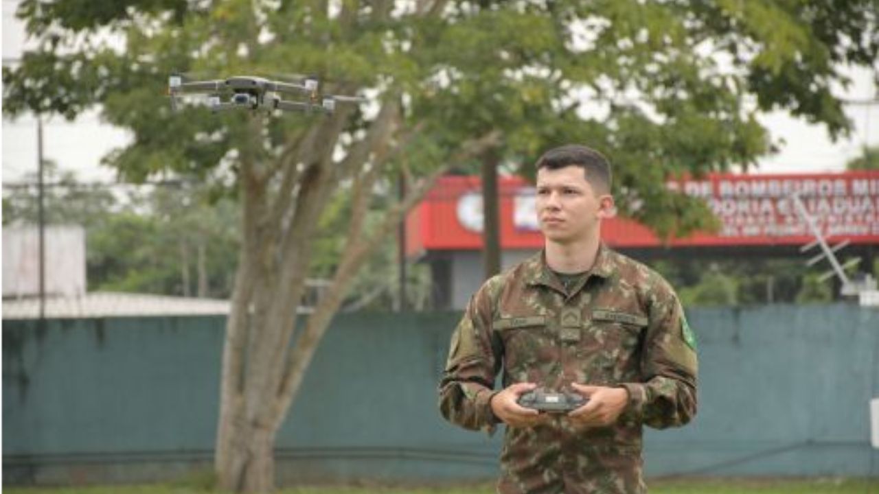 Militar do Exército operando drone | Reprodução Ministério da Defesa
