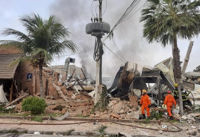 Explosão destrói restaurante