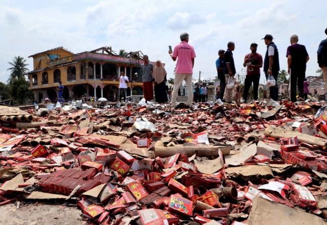 Doze morrem e 100 ficam feridos em explosão de mercado de fogos de artifício na Tailândia Doze morrem e 100 ficam feridos em explosão de mercado de fogos de artifício na Tailândia