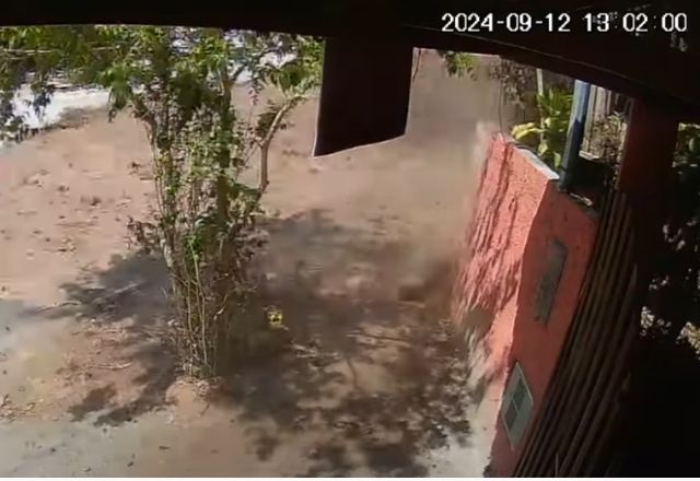 Explosão foi registrada por uma câmera de segurança; rua ficou totalmente alagada | SBT