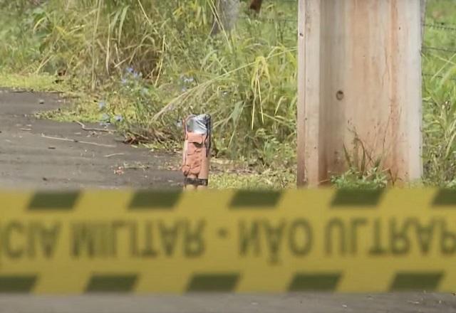 Explosivo em estrada que dá acesso a aeroporto em Foz do Iguaçu (PR), com faixa amarela de isolamento policial