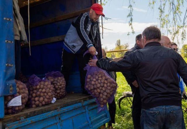 Funcionários da ONU e Uber facilitam entrega de alimentos na Ucrânia Funcionários da ONU e Uber facilitam entrega de alimentos na Ucrânia