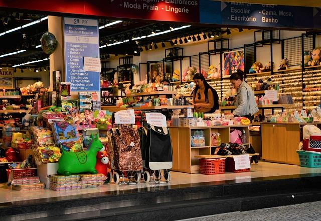 Mulheres observam produtos em lojas (Reprodução/FCDL Santa Catarina)