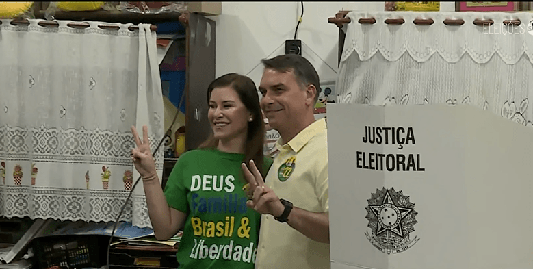 Flávio Bolsonaro vota no Rio de Janeiro Flávio Bolsonaro vota no Rio de Janeiro