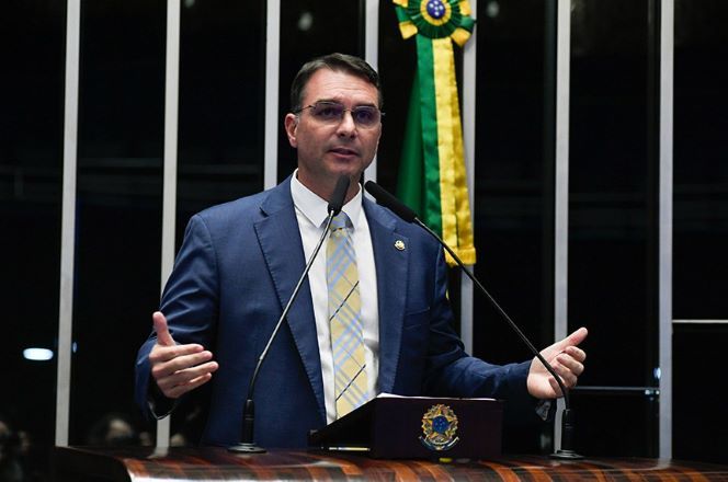Dólar Dispara e Bolsa Despenca após Áudios Bombásticos Envolvem Flávio Bolsonaro e Vorcaro