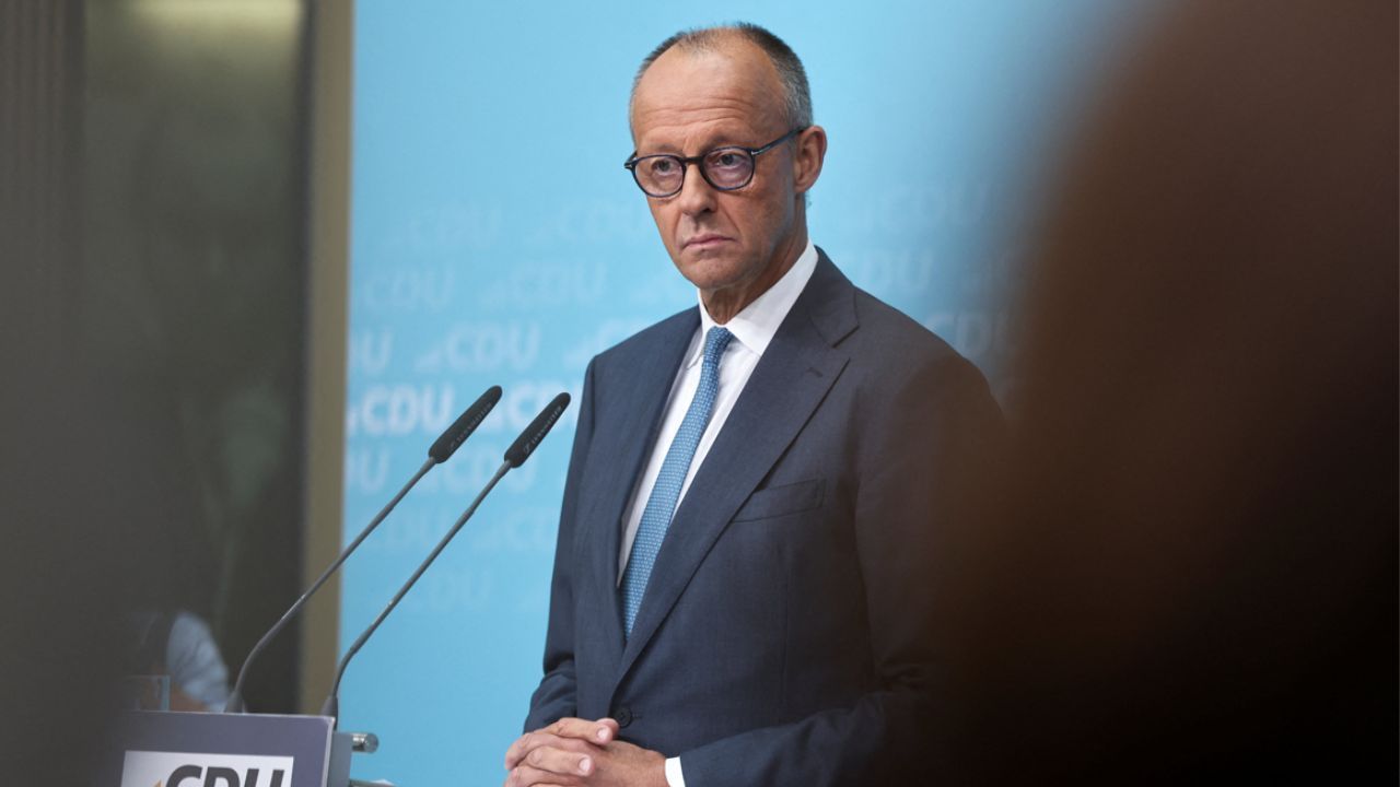 O chanceler alemão e líder do CDU, Friedrich Merz, participa de coletiva no dia às seguintes eleições estaduais da Saxônia-Anhalt | Reuters/Nadja Wohlleben