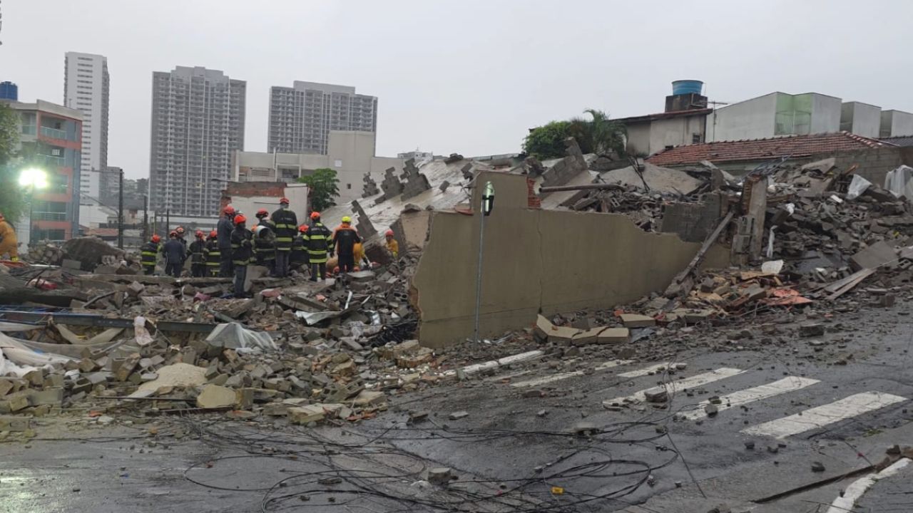 Prédio desaba e deixa 2 mortos na zona leste de São Paulo Prédio desaba e deixa 2 mortos na zona leste de São Paulo