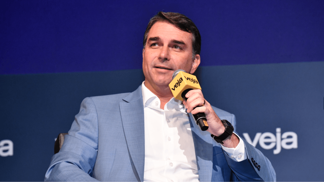 Flávio Bolsonaro durante evento desta segunda-feira (15) | Germando Lüders/Divulgação Veja