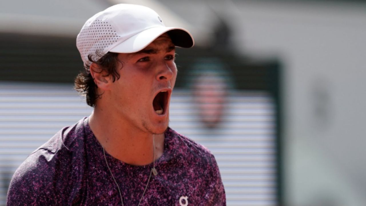 Imagem da notícia: João Fonseca vence Djokovic e avança em Roland Garros Imagem da notícia: João Fonseca vence Djokovic e avança em Roland Garros