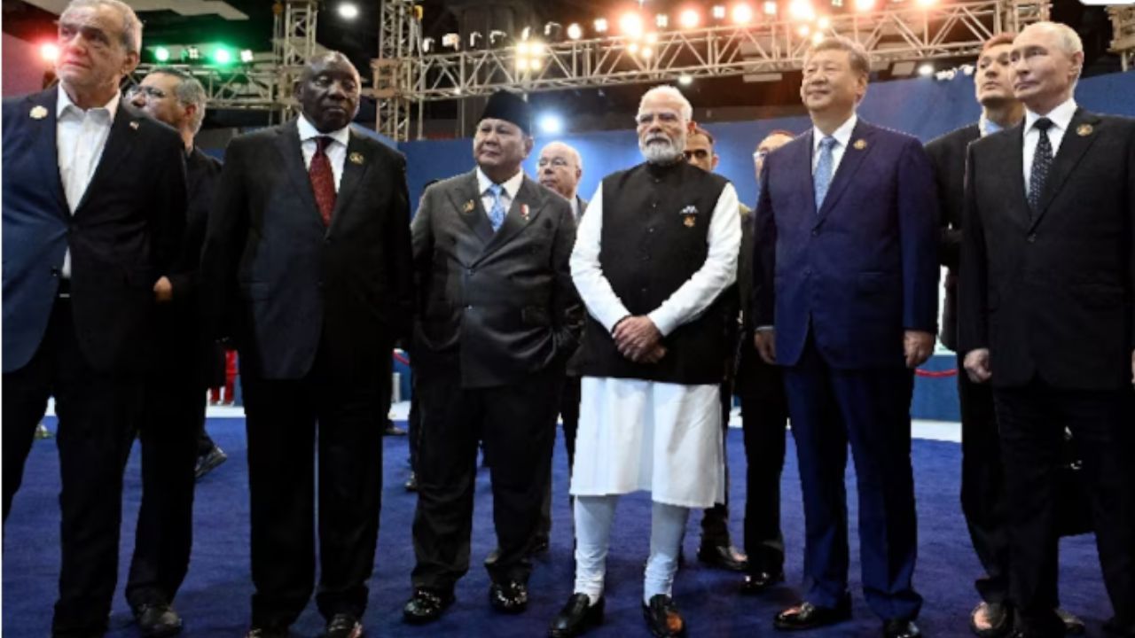 Líderes do Irã, África do Sul, Indonésia, Índia, China e Rússia, durante a cúpula do Brics, em Nova Délia | Reuters