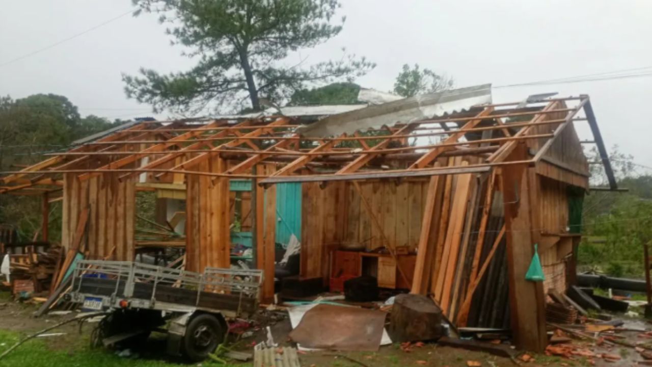 Ventos causam destelhamento de casas em SC | SCC10