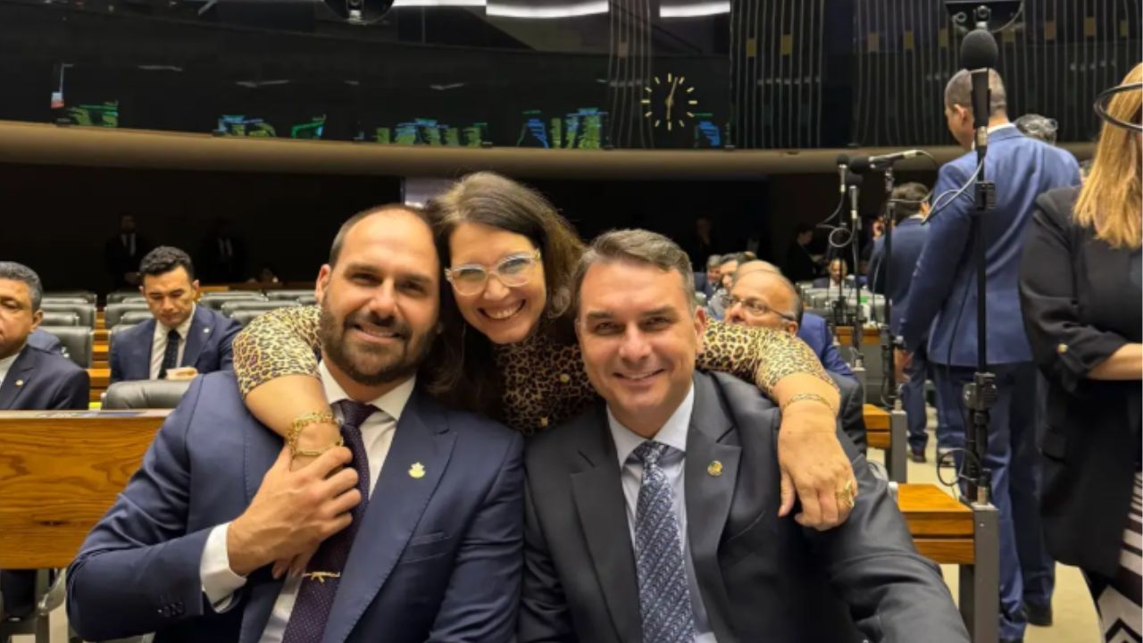 Flávio Bolsonaro testa Bia Kicis para assumir a vice