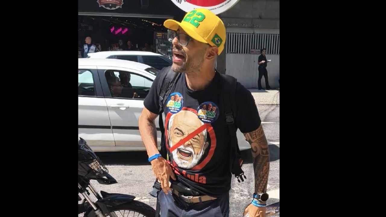 Deputado estadual Alexandre Knoploch (PL) exibe arma de fogo
