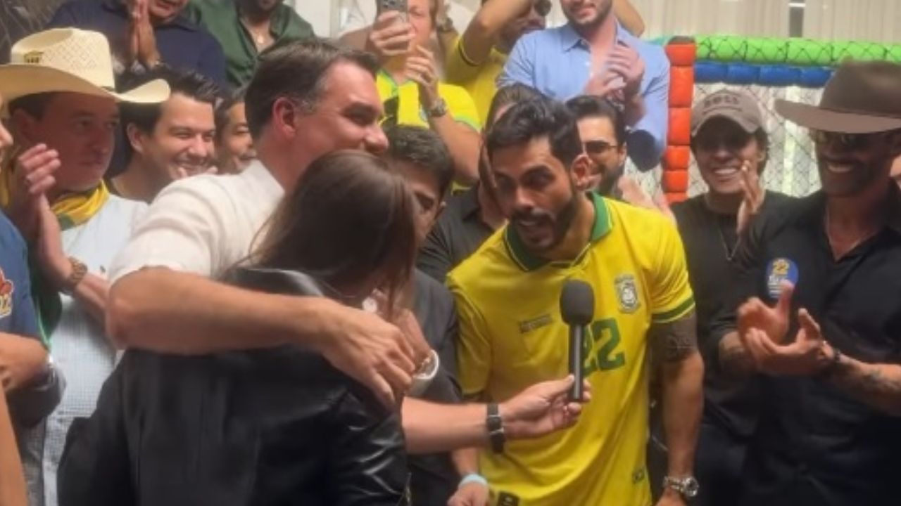 Flávio Bolsonaro grava vídeos com sertanejos em Goiás
