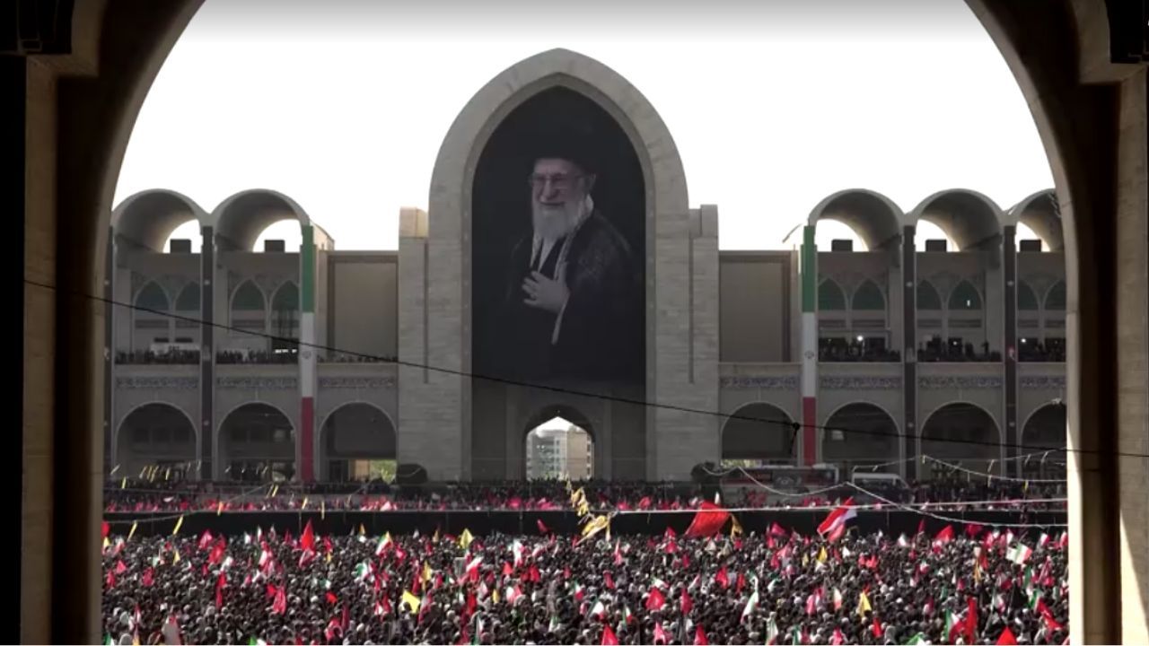 Milhares de fiéis se despedem de Ali Khamenei | Reprodução/Reuters