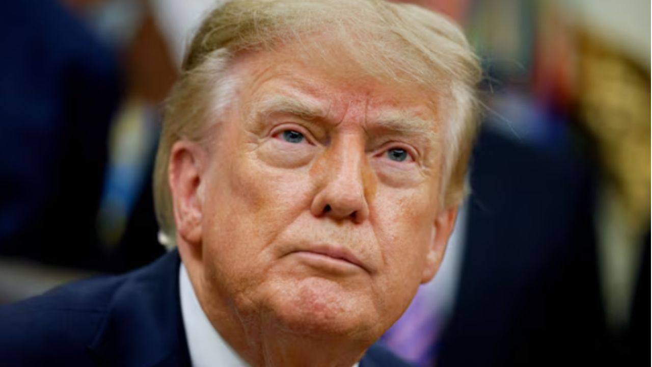 Trump observa enquanto faz um anúncio sobre saúde no Salão Oval da Casa Branca, em Washington | Reuters/Evan Vucci
