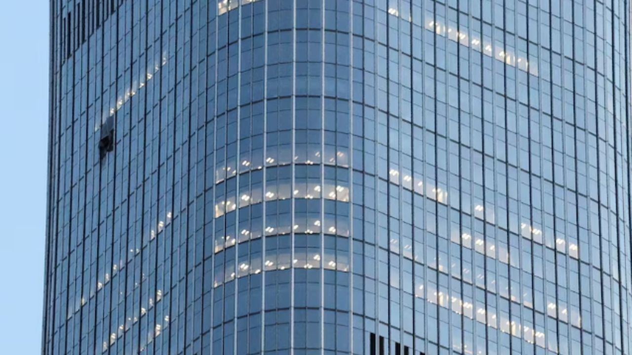 China confirma morte após choque de aeronave em arranha-céu 