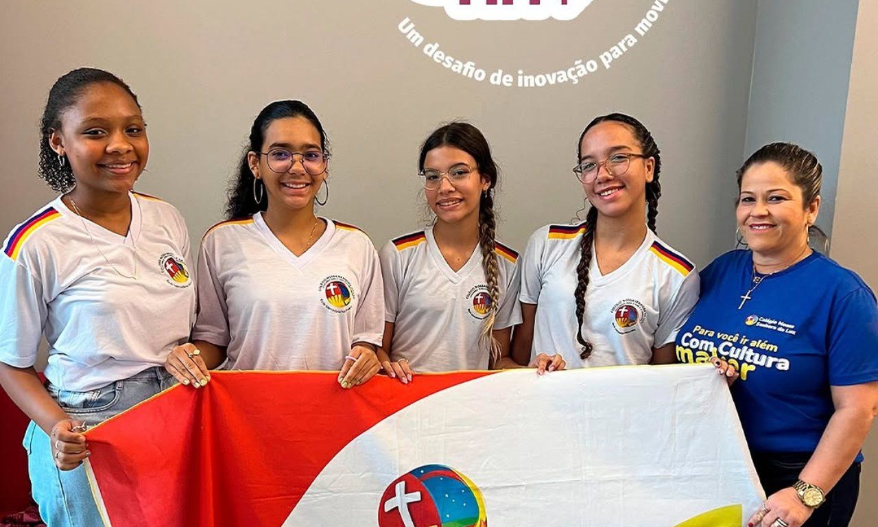 Maria Eduarda, Maria Paula, Giovanna, Heloísa e a professora Elisângela | Reprodução