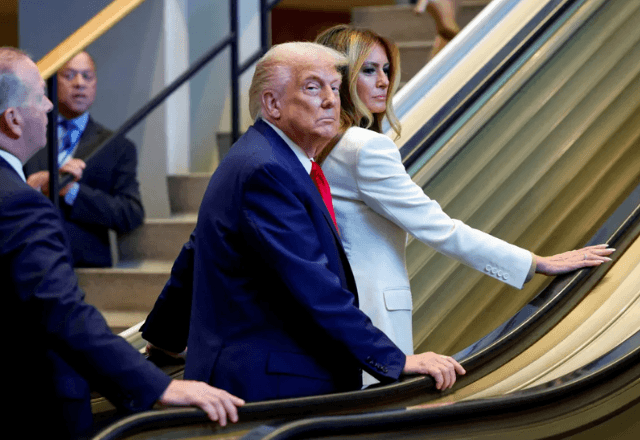 Presidente dos Estados Unidos, Donald Trump, e esposa Melania sobem em uma escada rolante na ONU | Kylie Cooper/Reuters