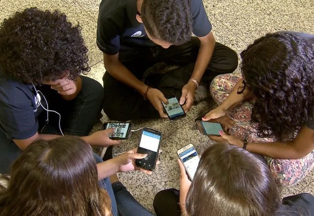 Pesquisa mostra que 86% dos brasileiros apoiam restrição do uso de celular nas escolas | Reprodução
