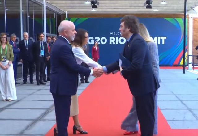 Sem risadinha, Lula e Milei trocam cumprimento frio na abertura do G20 | Reprodução/YouTube SBT News