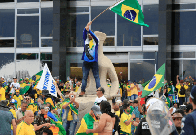 Em 8 de janeiro de 2023, as sedes dos Três Poderes sofreram ataques em atos antidemocráticos | Reprodução