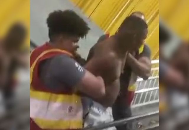 Homem se recusa a vestir camisa e é retirado à força do metrô em Salvador Homem se recusa a vestir camisa e é retirado à força do metrô em Salvador