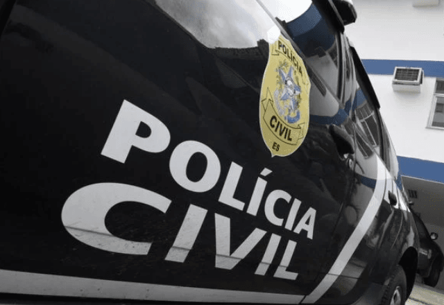 Jovem teria tido um surto e foi contida por vizinho antes da chegada da polícia | Reprodução