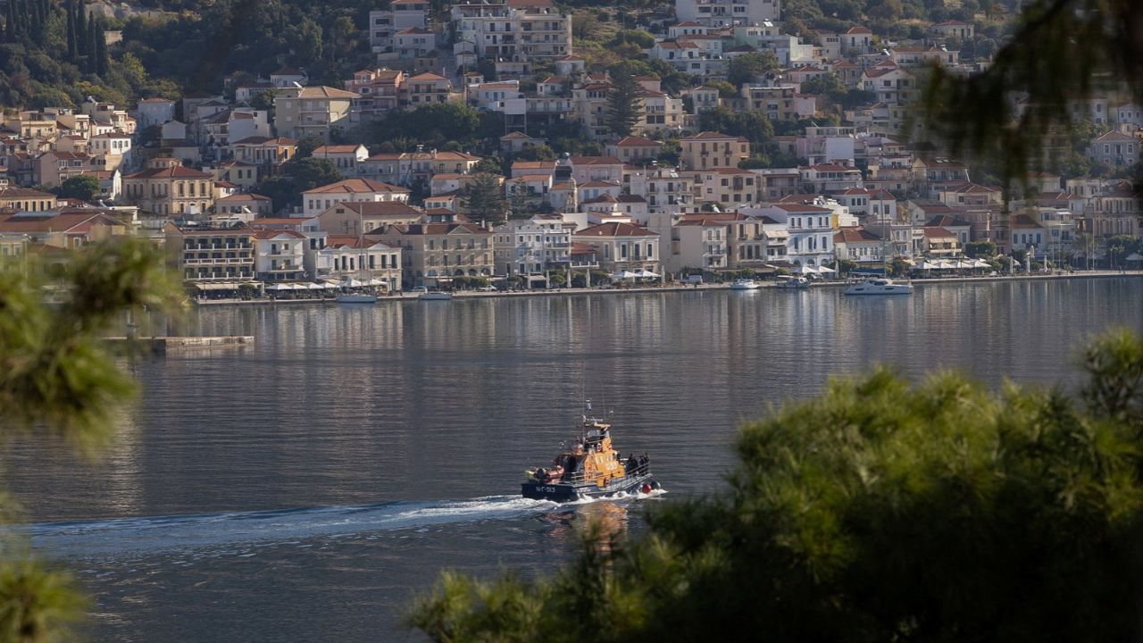 Uma embarcação da Guarda Costeira grega que participou de uma operação de busca e resgate após um naufrágio no qual seis migrantes se afogaram é vista no porto principal de Samos, na Grécia | Sofianos Drapaniotis/Reuters