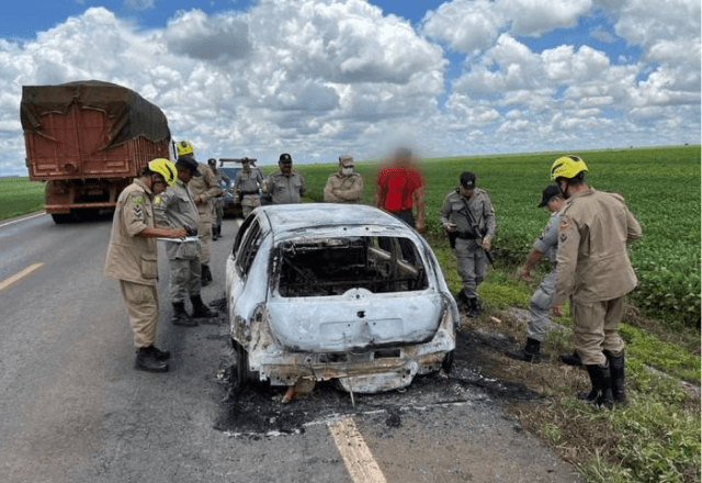 Quatro das vítimas estavam em carro carbonizado em rodovia de Goiás | Divulgação/PMGO