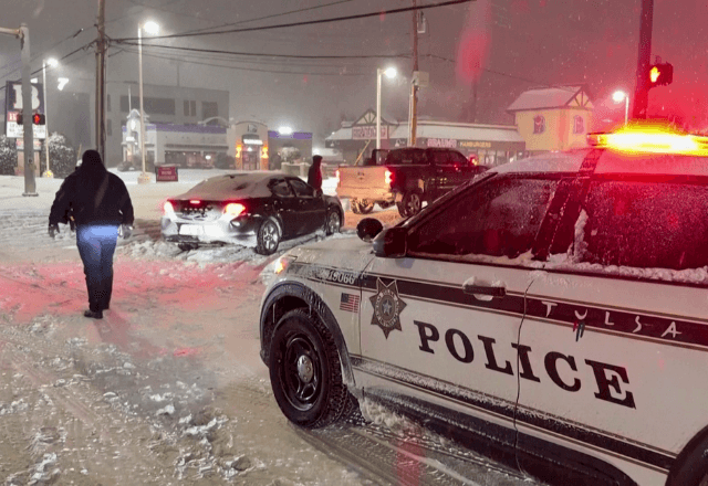 Polícia de Tulsa (Oklahoma, EUA) ajuda motoristas presos na neve | Reuters