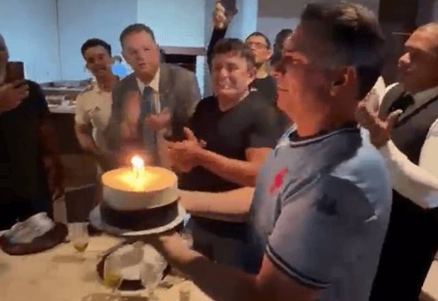 Parlamentares da oposição comemoram derrota do Planalto em festa para Flávio Bolsonaro Parlamentares da oposição comemoram derrota do Planalto em festa para Flávio Bolsonaro