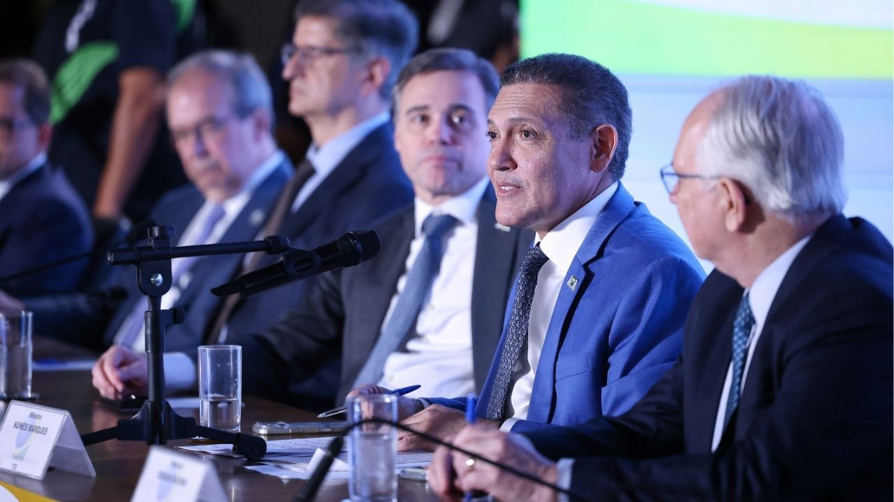 Ministros de Bolsonaro divergem sobre veto ao WhatsApp