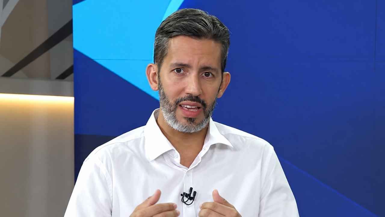 Candidato ao governo do Distrito Federal Leandro Grass (PT) durante sabatina ao SBT Brasília 1ª Edição | Reprodução/SBT News