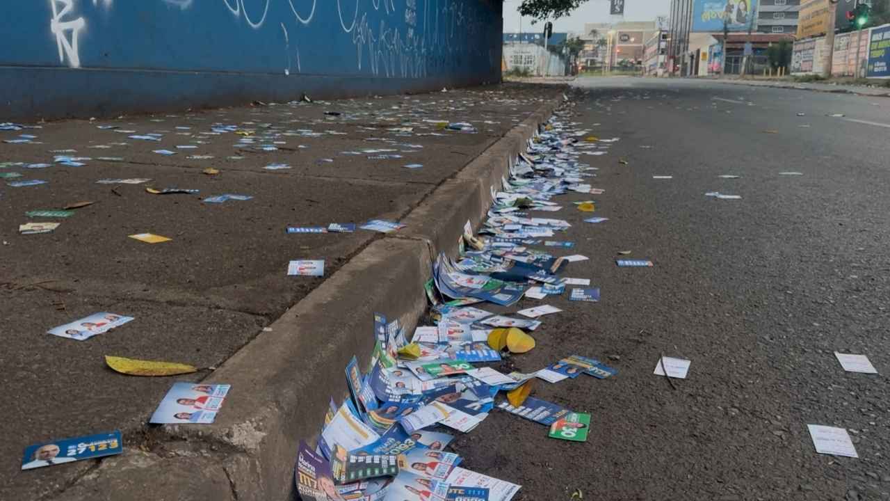 Imagem de santinhos espalhados pelas ruas do DF neste domingo (4) | Distribuição/Warley Júnior/SBT News