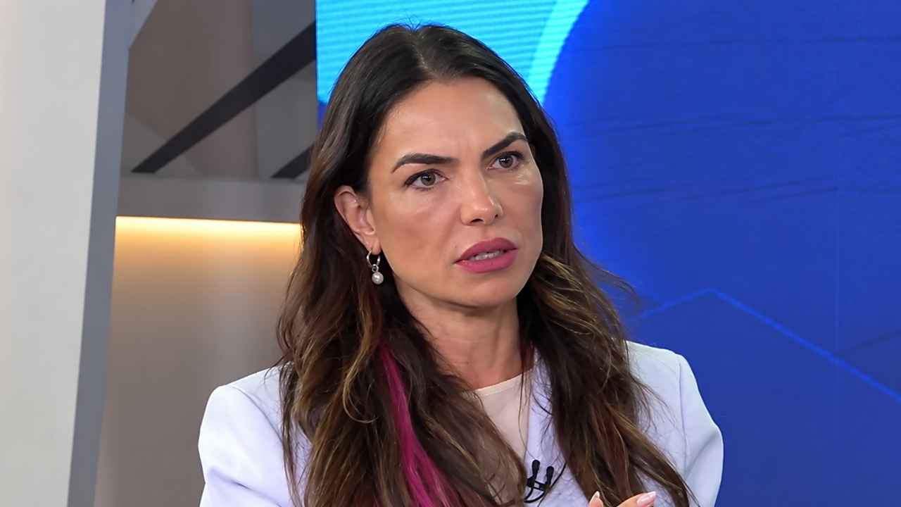 Candidata Paula Belmonte (PSDB) durante sabatina ao SBT Brasília 1ª Edição | Reprodução/SBT