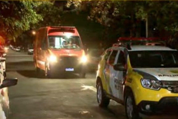 Adolescente esfaqueia colegas na sala de aula em escola do Paraná Adolescente esfaqueia colegas na sala de aula em escola do Paraná