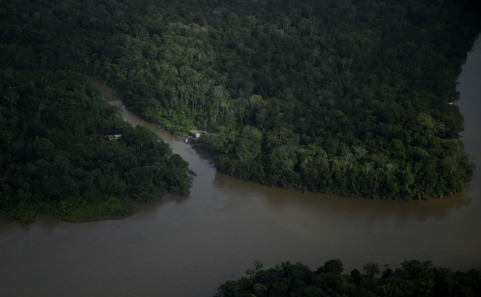 Casa na beira de rios perto da Foz do Amazonas, no Amapá | Reuters/Ricardo Moraes
