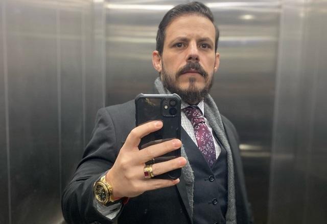 Leandro Mathias de Novaes segura celular em elevador (Reprodução/Facebook)