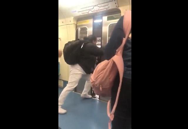 Imagem gravada com celular mostra passageira expulsando outra de vagão (Reprodução/Facebook)