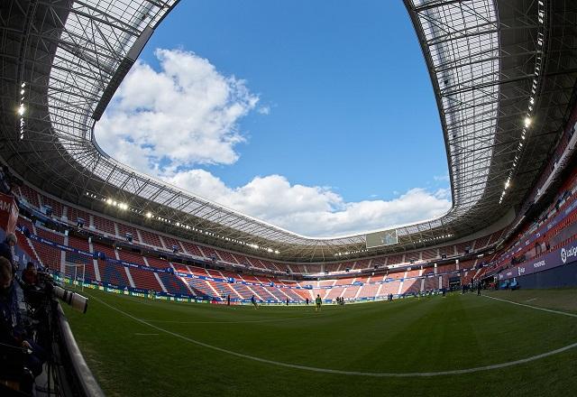 Jogadores se preparam para partida em estádio na Espanha (Reprodução/Facebook)