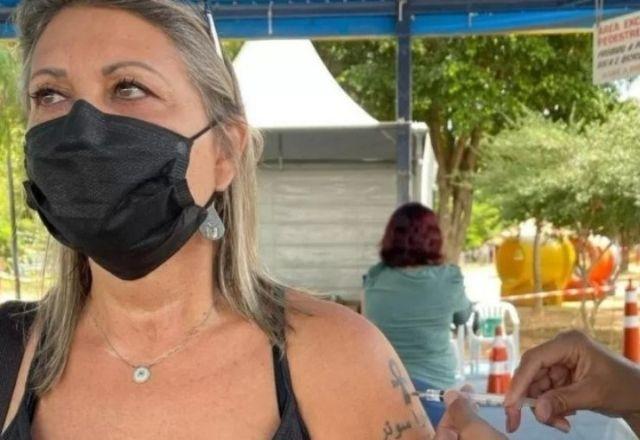 Prefeitura denuncia mulher que recebeu 3 doses da vacina contra covid-19 Prefeitura denuncia mulher que recebeu 3 doses da vacina contra covid-19