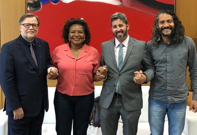 Novos integrantes do Iphan e Margareth Menezes  de mãos dadas (Reprodução/Facebook)