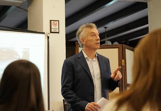 Mauricio Macri gesticula enquanto fala (Reprodução/Facebook)
