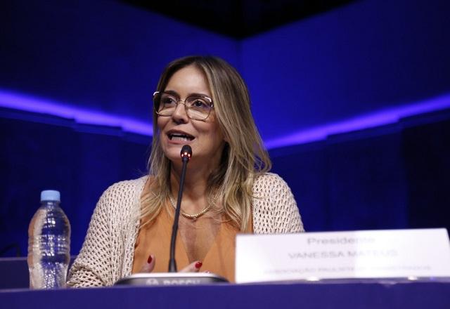 Vanessa Mateus fala ao microfone (Reprodução/Facebook)
