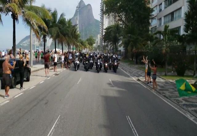 Bolsonaro passeia de moto com apoiadores no Rio de Janeiro (Reprodução/Facebook)