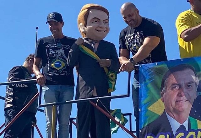 Daniel Silveira em cima de carro de som no Rio de Janeiro (Reprodução/Facebook)